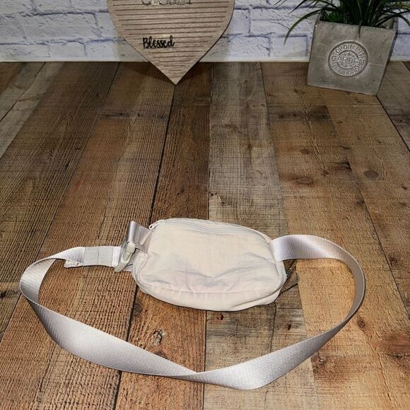 Lululemon Everywhere Belt Bag 1L
White Opal - Picture 4 of 16
